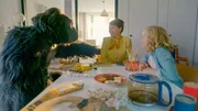 Benedict (Yaron Mesika) will der perfekte Gastgeber sein, als Lenas (Isa Jansen, re.) Freundin Jenny (Sarah Bannier, mi.) zu Besuch kommt.