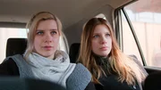 Katha Rosa (l) und ihre Zwillingsschwester Franzi konfrontieren ihre Mutter damit, dass sie damals nicht auf ihre Töchter gehört hat. Katha Rosa (l) und ihre Zwillingsschwester Franzi konfrontieren ihre Mutter damit, dass sie damals nicht auf ihre Töchter gehört hat.