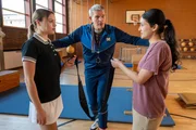 Victoria von Meckwitz (Lea Zoë Voss, l.) und Sami Hamad (Sogol Faghani, r.) müssen den sportlichen Eignungstest bei Ausbilder Voss (Götz Otto, M.) überstehen. Victoria von Meckwitz (Lea Zoë Voss, l.) und Sami Hamad (Sogol Faghani, r.) müssen den sportlichen Eignungstest bei Ausbilder Voss (Götz Otto, M.) überstehen.