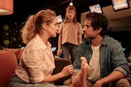 Anya (Sarah Bauerett, M.) entgeht nicht, dass ihre Wingwoman Caro (Chiara Schoras, l.) den Musiklehrer Marc (Tom Beck, r.) ziemlich interessant findet.