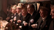 Adenauer (Martin Armknecht, re.) und Engelberth Rath (Hanns Zischler, li.) feiern Karneval in einem Brauhaus.