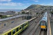 Der IC hält Einfahrt in Bray: Dreimal am Tag fährt er entlang der Ostküste von Rosslare nach Dublin. Der IC hält Einfahrt in Bray: Dreimal am Tag fährt er entlang der Ostküste von Rosslare nach Dublin.