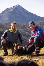 Michael Zelzer, Bergretter der Bergwacht Bad Reichenhall, und Marcel Wagner mit Hund Sam. Michael Zelzer, Bergretter der Bergwacht Bad Reichenhall, und Marcel Wagner mit Hund Sam.