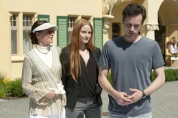 Davids Mutter Margret (Nina Kronj&auml;ger) hat f&uuml;rs Catering der Hochzeit ausgerechnet Davids (Florian Bartholom&auml;i) Ex-Freundin Katrin (Barbara Meier) engagiert.