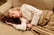 Larissa (Anna Karolin Berger) ist auf dem Sofa eingeschlafen. Larissa (Anna Karolin Berger) ist auf dem Sofa eingeschlafen.