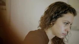 Alexandra durchforstet alte Kisten, liest Briefe und taucht tief in Archive ein