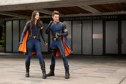 Kira Kosarin als Phoebe und Jack Griffo als Max.
