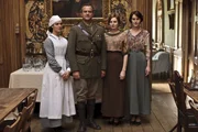 NELLA FOTO, DA SINISTRA: JESSICA BROWN FINDLAY (LADY SYBIL CRAWLEY), HUGN BONNEVILLE (ROBERT CRAWLEY, CONTE DI GRANTHAM), LAURA CARMICHAEL (LADY EDITH CRAWLEY) E MICHELLE DOCKERY (LADY MARY CRAWLEY) NELLA FOTO, DA SINISTRA: JESSICA BROWN FINDLAY (LADY SYBIL CRAWLEY), HUGN BONNEVILLE (ROBERT CRAWLEY, CONTE DI GRANTHAM), LAURA CARMICHAEL (LADY EDITH CRAWLEY) E MICHELLE DOCKERY (LADY MARY CRAWLEY)