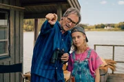 Gunnar (Helmut Zierl) und Lilly (Finja Leonie Meyer) freunden sich an. Vielleicht kann das quirlige Mädchen ihm aus der Patsche helfen, nachdem ihn seine Frau vor die Tür gesetzt hat? Gunnar (Helmut Zierl) und Lilly (Finja Leonie Meyer) freunden sich an. Vielleicht kann das quirlige Mädchen ihm aus der Patsche helfen, nachdem ihn seine Frau vor die Tür gesetzt hat?