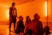 Letzte Prüfung: Einsatzsimulation. Yuki (Nhung Hong, l.) wurde beim Fesseln übersehen. Kann sie Andreas (Klaus Steinbacher, 2.v.l.), Sami (Sogol Faghani, 2.v.r.) und Asel (Lukas Zumbrock, r.) befreien? Letzte Prüfung: Einsatzsimulation. Yuki (Nhung Hong, l.) wurde beim Fesseln übersehen. Kann sie Andreas (Klaus Steinbacher, 2.v.l.), Sami (Sogol Faghani, 2.v.r.) und Asel (Lukas Zumbrock, r.) befreien?