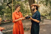 Frederika (Julia Bremermann) wird heftig von Kian (Massimo Sinato) umworben: Er schenkt ihr Tanzschuhe, damit sie an einem seiner Kurse in seiner Tanzschule mitmachen kann. Frederika (Julia Bremermann) wird heftig von Kian (Massimo Sinato) umworben: Er schenkt ihr Tanzschuhe, damit sie an einem seiner Kurse in seiner Tanzschule mitmachen kann.