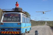 Kaum in Afrika angekommen, ist Johanna (Julia Brendler) schon in der Wildnis gestrandet. Doch Rettung naht. Kaum in Afrika angekommen, ist Johanna (Julia Brendler) schon in der Wildnis gestrandet. Doch Rettung naht.