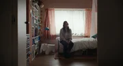 Julia (Julia Jentsch) sitzt nach einer Konfrontation mit ihr allein in Marielles Zimmer. Julia (Julia Jentsch) sitzt nach einer Konfrontation mit ihr allein in Marielles Zimmer.