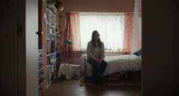 Julia (Julia Jentsch) sitzt nach einer Konfrontation mit ihr allein in Marielles Zimmer.