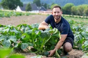In Arnsberg hat Uli Schauerte den ehemaligen Milchviehbetrieb seiner Eltern komplett umgekrempelt. Um den Hof zukunftsf&auml;hig zu machen, baut der gelernte G&auml;rtner nun &uuml;ber 100 K&uuml;rbissorten, Gem&uuml;se und Obst an.