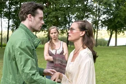 Verkatertes Wiedersehen vom Brautpaar David (Florian Bartholom&auml;i, l.) und Laila (Sandra Schreiber, M.) mit der Br&auml;utigammutter Margret (Nina Kronj&auml;ger, r.) am Morgen nach der "Hochzeitsfeier".