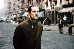 Nach seiner Flucht aus Sizilien kommt Vito Corleone (Robert De Niro) als &auml;rmlicher italienischer Einwanderer nach New York und w&auml;chst in Little Italy auf.