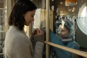 Teri Marquard (Aylin Tezel, l.) kämpft für die Gesundheit ihrer Tochter Luca (Hanna Heckt, r.), die wegen einer Immunkrankheit in strenger Isolation leben muss. Teri Marquard (Aylin Tezel, l.) kämpft für die Gesundheit ihrer Tochter Luca (Hanna Heckt, r.), die wegen einer Immunkrankheit in strenger Isolation leben muss.