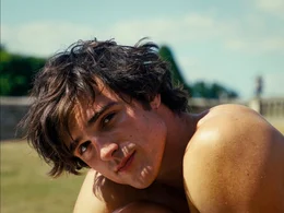 Felix (Jacob Elordi) ist fasziniert von der Geschichte seines mittellosen Kommilitonen und l&auml;dt ihn kurzerhand ein, den Sommer auf Saltburn zu verbringen.