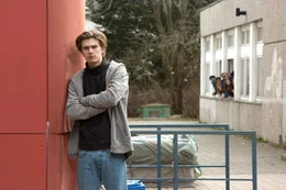 Tr&ouml;te (Gustav Schmidt); Tr&ouml;te und die restlichen Sch&uuml;ler beobachten wie der Krankenwagen mit Milly davon f&auml;hrt