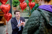 Fanny (Johanna Graen r.) ist überwältigt, als Kilian (Anthony Paul l.) ihr einen Heiratsantrag macht. Fanny (Johanna Graen r.) ist überwältigt, als Kilian (Anthony Paul l.) ihr einen Heiratsantrag macht.