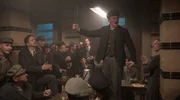 Matern (Vito Sack, Mitte) protestiert gegen den KPD-Kurs, der aus Moskau vorgegeben wird. Albrecht (Michael Sideris, li.) schaut gespannt zu.