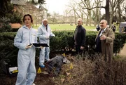Am Rand eines K&ouml;lner Stadtparks wurde ein Mann ermordet. Das Ermittlerteam nimmt den Fall auf: Die KTU-Chefin Natalie F&ouml;rster (Tinka F&uuml;rst), der Rechtsmediziner Dr. Roth (Joe Bausch) und die Kommissare Max Ballauf (Klaus J. Behrendt, 2. v. r.) und Freddy Schenk (Dietmar B&auml;r, r.).