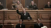 Der SPD-Fraktionsleiter Otto Wels (Uwe Preu&szlig;, vorne) h&auml;lt eine leidenschaftliche Rede im Plenarsaal des Reichtags, w&auml;hrend Reichstagspr&auml;sident Hermann G&ouml;ring (Devid Striesow, hinten) ihm zusieht.