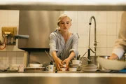 Linda Bierwirth (Jule Hermann) arbeitet zu elektronischen Beats in der Hotelküche. Linda Bierwirth (Jule Hermann) arbeitet zu elektronischen Beats in der Hotelküche.