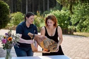 Judith Wohlfarth (re.) und Larissa Schmidt bereiten zur Begrüßung der Landfrauen einen zwei Jahre alten luftgetrockneten Schinken vor. Judith Wohlfarth (re.) und Larissa Schmidt bereiten zur Begrüßung der Landfrauen einen zwei Jahre alten luftgetrockneten Schinken vor.