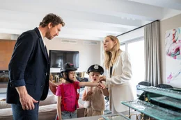 Nachdem Georg Sommer (Jan Krauter) Jule (Friederike Kempter) reingelassen hat, kommen Bernadette (Elise Lindner, 2.v.l.) und Lina (No&euml;lla Eckstein, 2.v.r.) mit Handschellen und Seil hereingerannt.