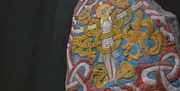Der Runenstein von Jelling gilt als die Geburtsurkunde Dänemarks. Er ist der erste Runenstein, der Jesus Christus zeigt. Der Runenstein von Jelling gilt als die Geburtsurkunde Dänemarks. Er ist der erste Runenstein, der Jesus Christus zeigt.