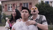 Tracy Knuppe (Minh-Khai Phan-Thi, l.), Rocco Knuppe (Hoang Minh Ha, M.) und Andi Knuppe (Milan Peschel, r.) schauen gebannt nach oben. Zwischen Angst und Fassungslosigkeit stehen sie dem Unbekannten gegenüber. Tracy Knuppe (Minh-Khai Phan-Thi, l.), Rocco Knuppe (Hoang Minh Ha, M.) und Andi Knuppe (Milan Peschel, r.) schauen gebannt nach oben. Zwischen Angst und Fassungslosigkeit stehen sie dem Unbekannten gegenüber.