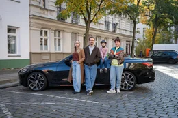 Jule (Friederike Kempter, l.), Georg Sommer (Jan Krauter, 2.v.l.), Bernadette Sommer (Elise Lindner, 2.v.r.) und Mara Sommer (Pina Bergemann, r.) stehen vor einem schwarzen Cabrio.