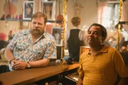 Als eingespieltes Team sind Rudi Dreiseitl (Michael A. Grimm, l.) und sein Kollege Klaus (Simon Pearce, r.) im Szenehotel &bdquo;Deutsche Eiche&ldquo; im Einsatz.