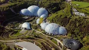 Unter den Kuppeln des „Eden Project“ im englischen Cornwall wachsen tropische und subtropische Pflanzen. Unter den Kuppeln des „Eden Project“ im englischen Cornwall wachsen tropische und subtropische Pflanzen.