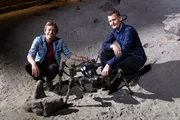 Checker Tobi (li.) am Deutschen Forschungszentrum für künstliche Intelligenz (DFKI) in Bremen mit Roboterforscher Alexander Dettmann und Weltraumroboter Space Climber Checker Tobi (li.) am Deutschen Forschungszentrum für künstliche Intelligenz (DFKI) in Bremen mit Roboterforscher Alexander Dettmann und Weltraumroboter Space Climber