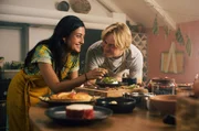 Nach anfänglichen Schwierigkeiten kommen sich Sofia (Sogol Faghani) und Jonas (Karl Schaper) allmählich näher. Nach anfänglichen Schwierigkeiten kommen sich Sofia (Sogol Faghani) und Jonas (Karl Schaper) allmählich näher.