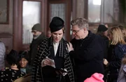Behind the Scenes: Bei den Dreharbeiten zur 5. Staffel &bdquo;Babylon Berlin&ldquo; - Henk Handloegten mit Fritzi Haberlandt