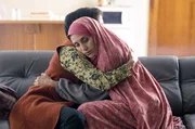 In den Armen ihrer Mutter (Behi Djanati Atai, li.) findet Nazanin (Narges Rashidi, re.) Trost und neue Kraft. In den Armen ihrer Mutter (Behi Djanati Atai, li.) findet Nazanin (Narges Rashidi, re.) Trost und neue Kraft.