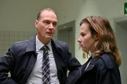 Karin Gorniak (Karin Hanczewski) versucht Peter Michael Schnabel (Martin Brambach) davon zu überzeugen, auf ihre Intuition zu hören, obwohl es keine offensichtlichen Indizien für einen Mord gibt Karin Gorniak (Karin Hanczewski) versucht Peter Michael Schnabel (Martin Brambach) davon zu überzeugen, auf ihre Intuition zu hören, obwohl es keine offensichtlichen Indizien für einen Mord gibt