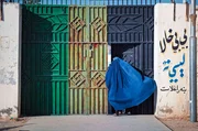 Tor einer M&auml;dchenschule: Seit der R&uuml;ckkehr der Taliban d&uuml;rfen M&auml;dchen nur bis zur sechsten Klasse zur Schule gehen.