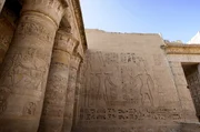 Eine antike Tempelanlage mit &auml;gyptischen Hieroglyphen: Die fr&uuml;hesten hieroglyphischen Inschriften stammen aus der Zeit um 3.200 bis 3.000 vor Christus.