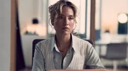 Nelly (Ella Morgen) m&ouml;chte sich in der Finanzberatung nicht mehr ausbeuten lassen.