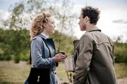 Jürgen Vielhaber (Ludwig Trepte) erzählt Ulla Wolf (Elisa Schlott) bei einem Kaffe von seinen Plänen für die Neubausiedlung. Jürgen Vielhaber (Ludwig Trepte) erzählt Ulla Wolf (Elisa Schlott) bei einem Kaffe von seinen Plänen für die Neubausiedlung.