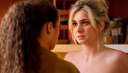 Ellie (l. Kim Biebow) und Toni (r. Sarah Buchholzer) wollen ihre Freundschaft nicht durch Sex riskieren. Doch so sehr Toni bemüht ist, Ellie aus dem Weg zu gehen, so stark ist auch die Anziehung zu ihr… Ellie (l. Kim Biebow) und Toni (r. Sarah Buchholzer) wollen ihre Freundschaft nicht durch Sex riskieren. Doch so sehr Toni bemüht ist, Ellie aus dem Weg zu gehen, so stark ist auch die Anziehung zu ihr…