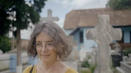 Es ist Weihnachten, als Alexandra Bidian ihrer Mutter einen Brief schenkt &ndash; die Einladung zu einer Reise, die zur gemeinsamen Spurensuche wird. Im Sommer macht sie sich zusammen mit ihrer Schwester Maria und ihrer Mutter auf den Weg: von Wiesbaden nach Rum&auml;nien, auf der Route, die sie fr&uuml;her Jahr f&uuml;r Jahr mit dem mittlerweile verstorbenen Vater gefahren sind.