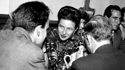 Die französische Philosophin und Schriftstellerin Simone de Beauvoir im Gespräch mit anderen Intellektuellen – eine der prägenden Denkerinnen des Existenzialismus und der modernen Frauenbewegung. Die französische Philosophin und Schriftstellerin Simone de Beauvoir im Gespräch mit anderen Intellektuellen – eine der prägenden Denkerinnen des Existenzialismus und der modernen Frauenbewegung.