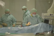 Die Ärztinnen und Ärzte der Klinik bei der Operation. Die Ärztinnen und Ärzte der Klinik bei der Operation.