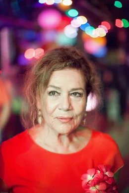 Anneliese Behrens (Hannelore Elsner)